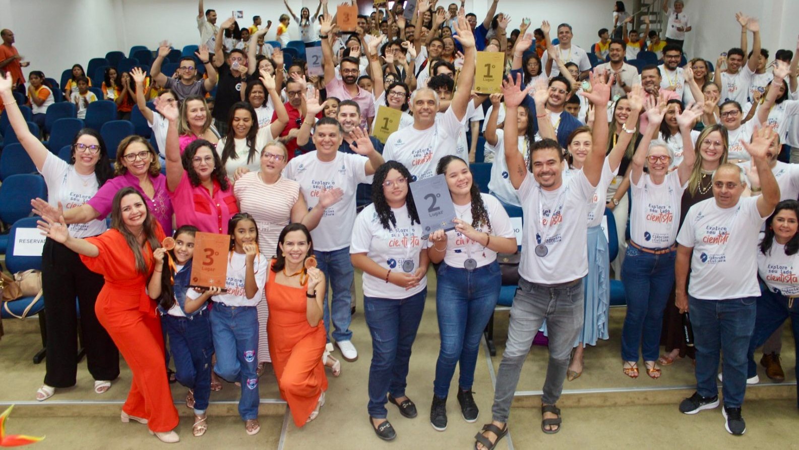 grupo de pessoas posa para a foto